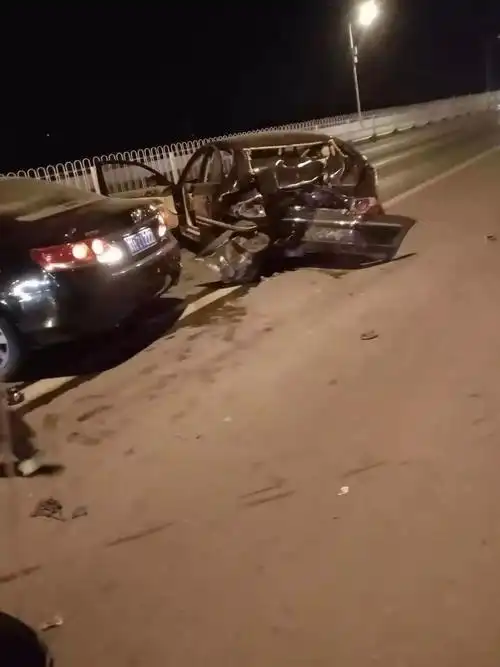 昨晚燕郊电厂桥发生严重车祸多图