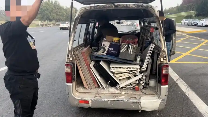 面包车改装载货濮阳高速交警依法查处