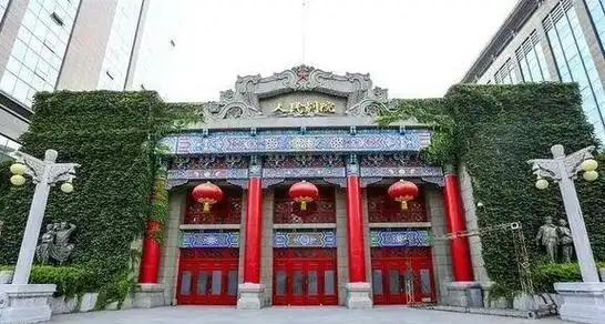 她经过两年的勤奋学习后,成功考入了陕西省人民艺术剧院.