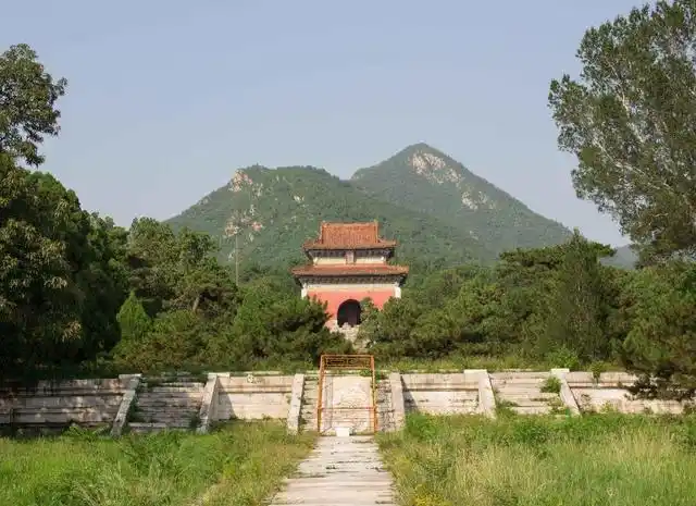 崇祯是亡国之君,他的陵墓为何会在明十三陵中,死了也有利用价值