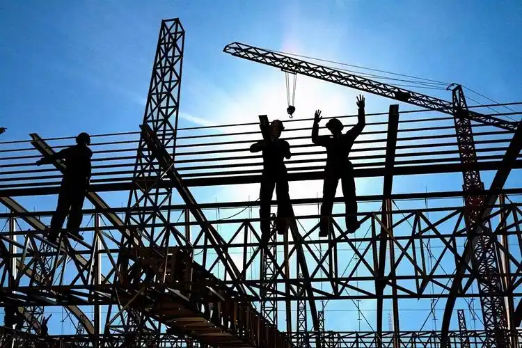 建筑工地招工原因2:建筑工地干活辛苦且危险