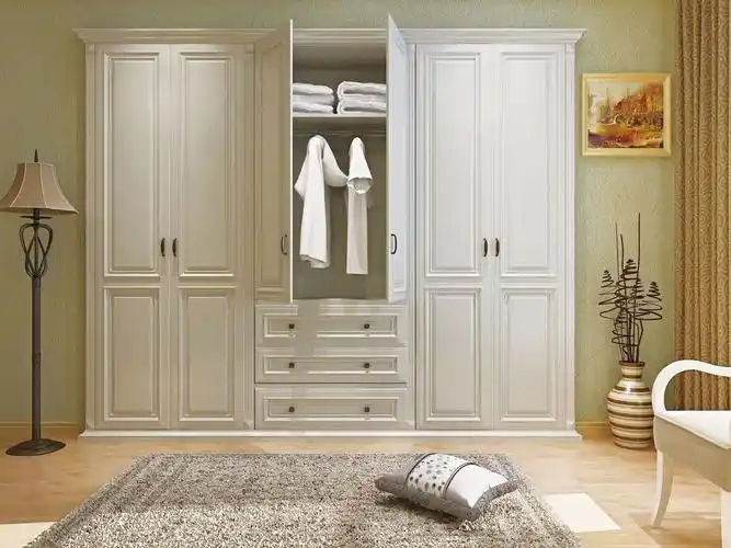 因此,现在很多家庭都不会再购买平开门的衣柜了,款式老旧还不方便