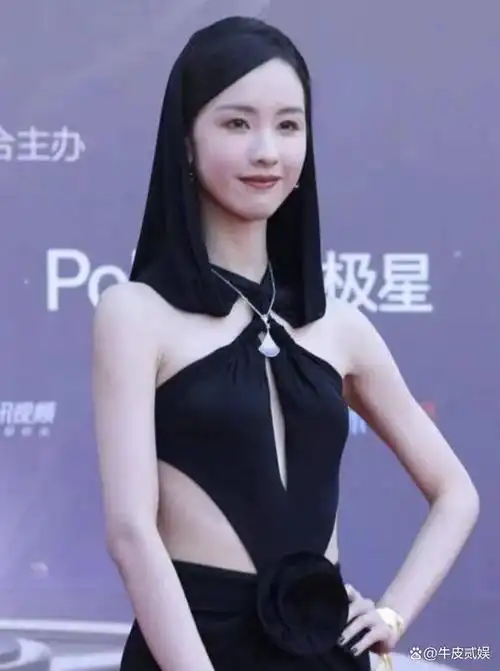裸背诱人的唐嫣艳而谄媚的娜扎女星红毯上的审美差距出来了