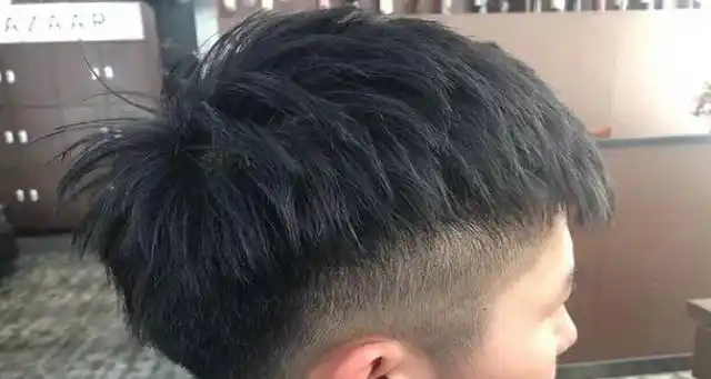 "碎盖头"是近两年来,男生发型中比较热门的一款,主要就是把两边头发