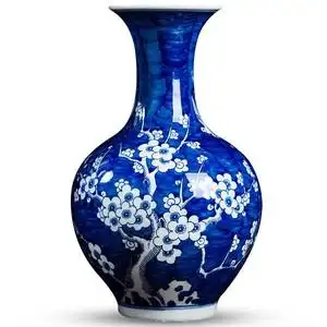 青花瓷瓶梅花