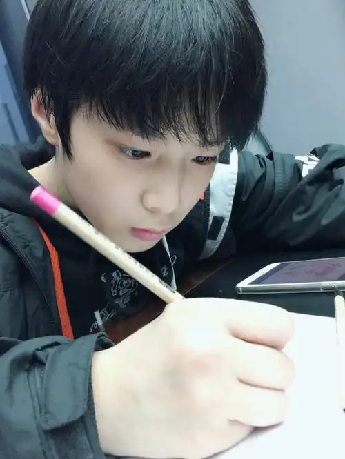 小时候的刘耀文太奶啦