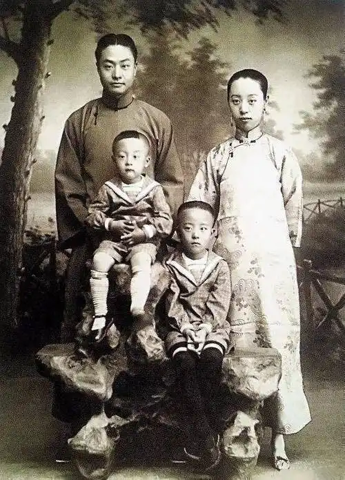 工武生,老生,文武老生,曾受教于尚和玉,盖叫天,李少春等京剧名家