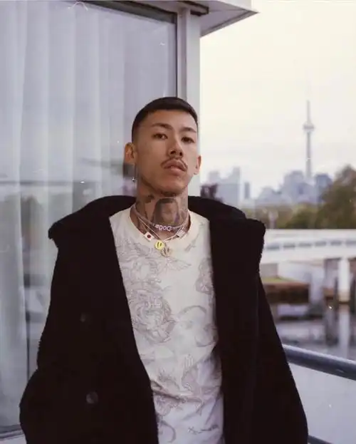 壁纸| 这个日本rapper,有人认识吗?