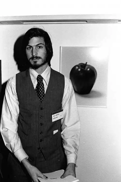 1976年,史蒂夫乔布斯(左),史蒂夫沃兹尼亚克(右)和罗纳德韦恩(没有