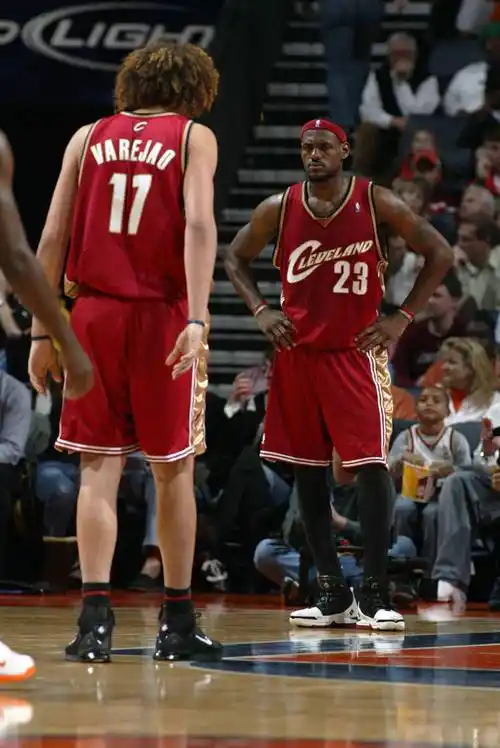 "图中骑士的首发阵容:勒布朗-詹姆斯,安德森-瓦莱乔,扎伊德鲁纳斯