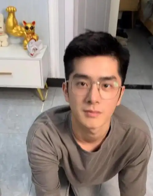 这枚爱做家务的鲜肉帅哥有点可爱哦