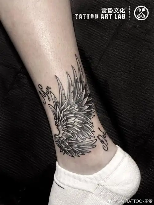 脚踝黑灰翅膀纹身图案