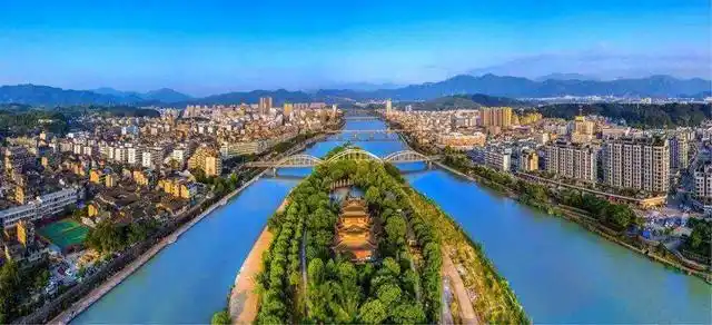 龙泉市,是浙江省丽水市代管县级市,位于浙江省西南部的浙闽赣边境,辖4