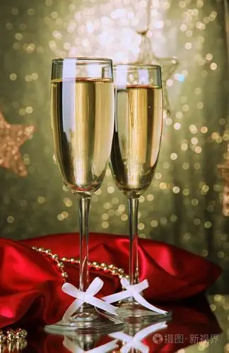两杯香槟在灯光明亮的背景上