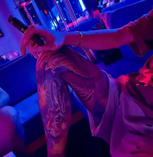 新年收到一枚帅炸天的买家秀,小腿的兔子是几年前做的,这次整体接了花