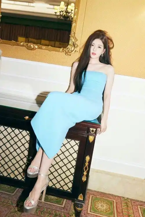 25岁赵露思身材真丰腴!穿粉色吊带裙秒变"水蜜桃",性感又迷人!