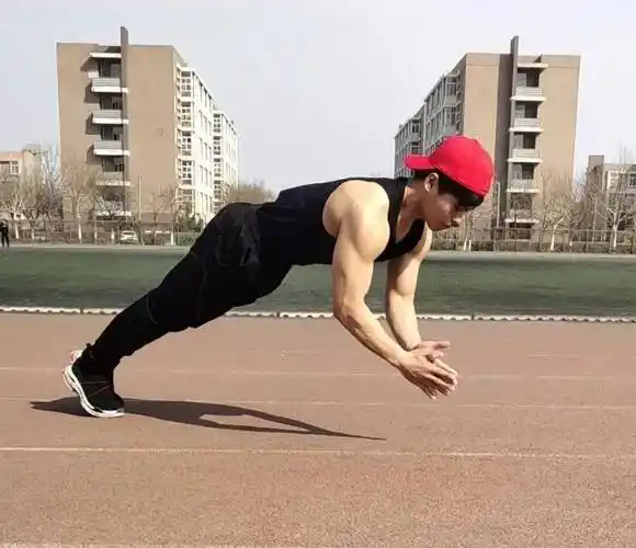 击掌俯卧撑,不只是耍酷,更是胸肌锻炼神器!