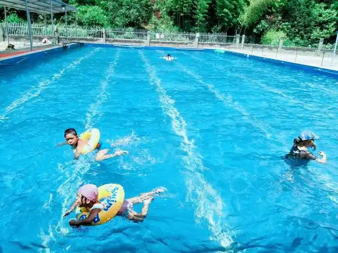 拥有健康的身心,神门口水上乐园中心倡导"快乐游泳,健