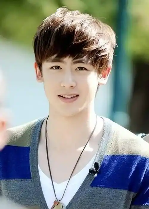 2pm尼坤当年小奶狗肌肉外表人气超高,33岁近况却变黝黑胡渣大叔_模样