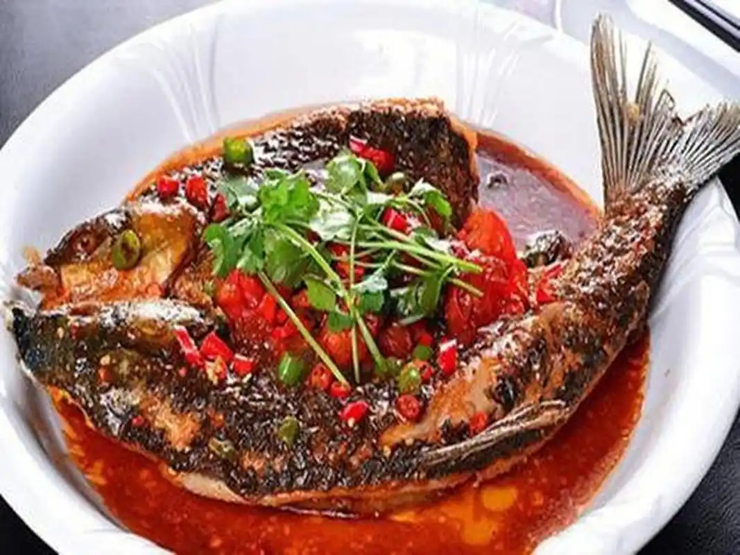 阳朔"啤酒鱼",是阳朔有名的地方特色菜,鱼肉鲜辣可口,无一丝鱼本身的