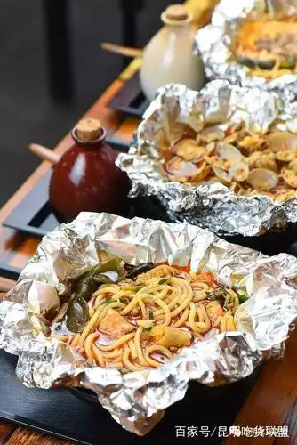 包烧米线 果汁,在昆明这甩米线老过瘾了,管不住嘴的千万别来
