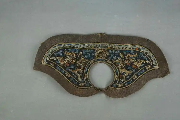 博物馆藏琥珀朝珠 清清代的颈饰中包含一部分礼仪用品如朝珠,披领等