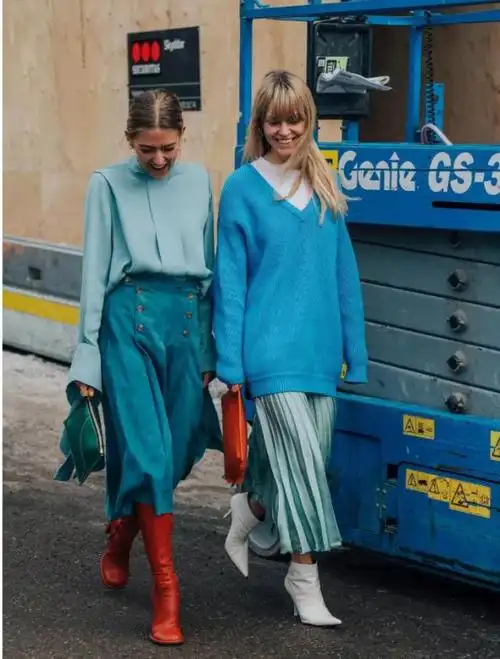 蓝色搭配什么颜色好看蓝色才是最显肤色的颜色