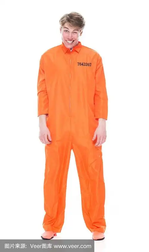 穿着橙色囚服的男囚犯