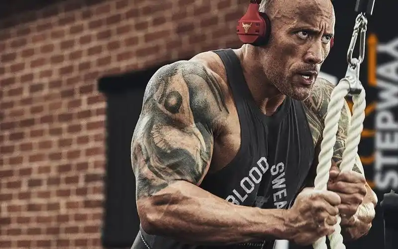 巨石强森励志手臂巨人组训练想拥有粗壮男友臂