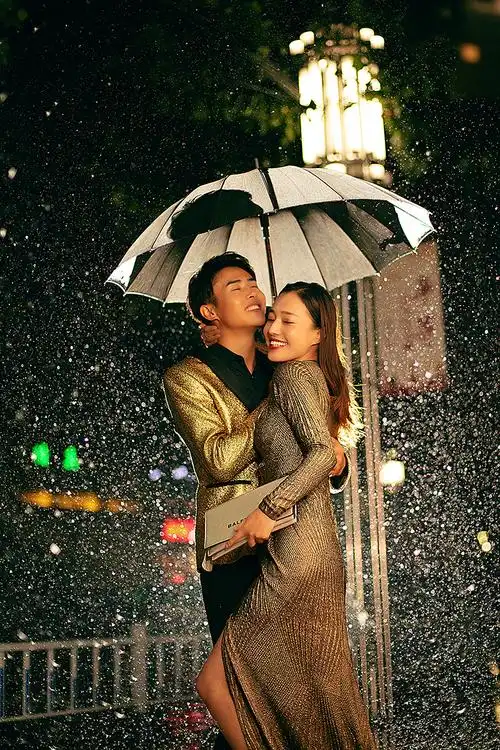 稀区影像的婚纱摄影作品《雨中情人》