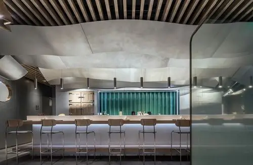 当朴素的"日式餐饮店",融入现代感极强的"金属材质",是如此的神奇.