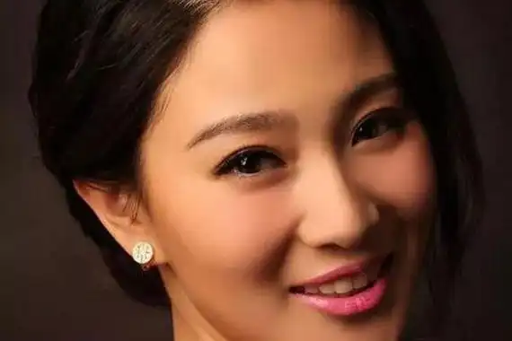 任柯诺侯梦莎夫妇照 早已结婚只是好友关系