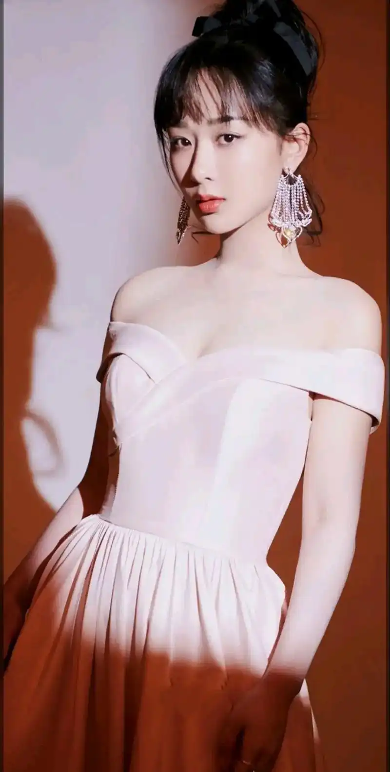 邻家女孩杨紫大秀香肩锁骨,美得让人无法释怀