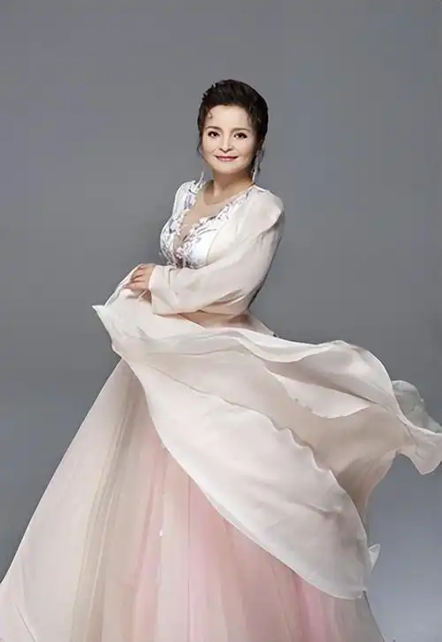 特邀抒情花腔女高音歌唱家:吴碧霞把为中国人民谋幸福,为中华民族谋