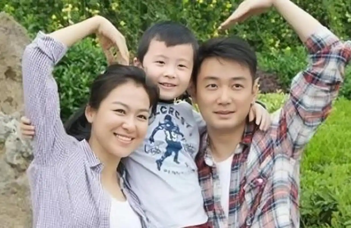 "古装女神"沈傲君和她的神秘老公的合影,据说沈傲君老公是乾隆皇帝