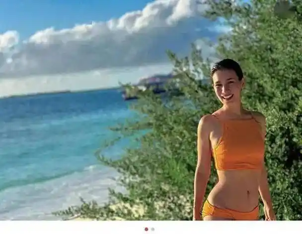 炫目的泳装照片:卢靖姗的完美身材