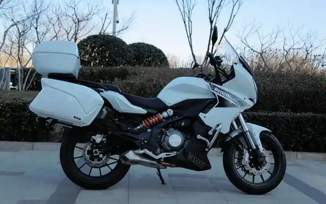 道路小钢炮——贝纳利蓝宝龙300巡航版静态解析!