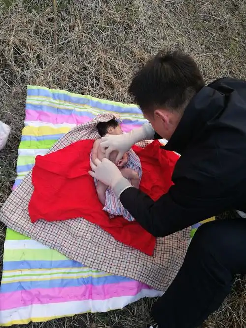 法医对死婴进行尸表检验