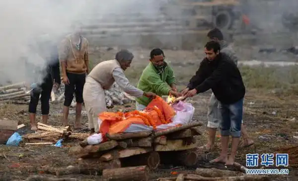 4月29日,在尼泊尔首都加德满都,亲属为地震遇难者进行火葬仪式.