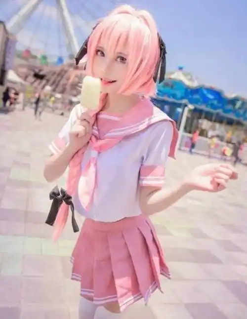 "女装大佬"哪家强?男生美起来没女生什么事,看到图4都跪了!