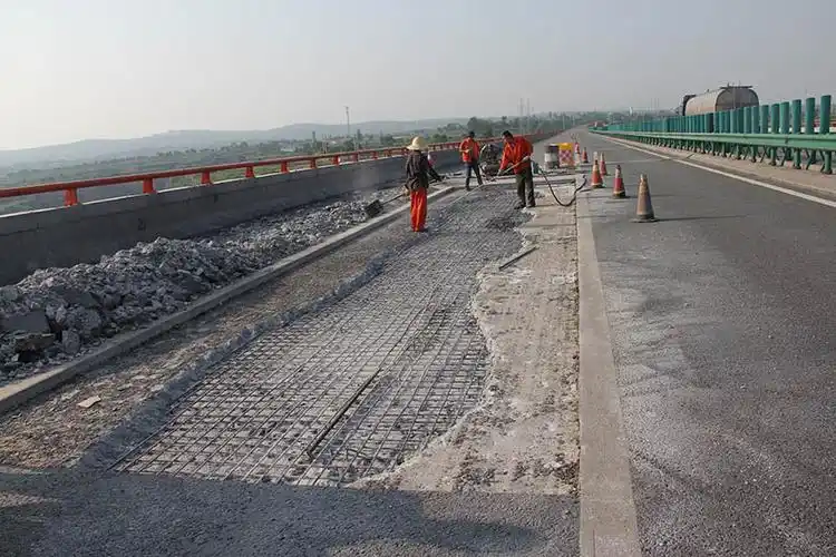 重庆市政公路冬季桥面铺装层修补使用"抢修宝rt-2"快速修补料