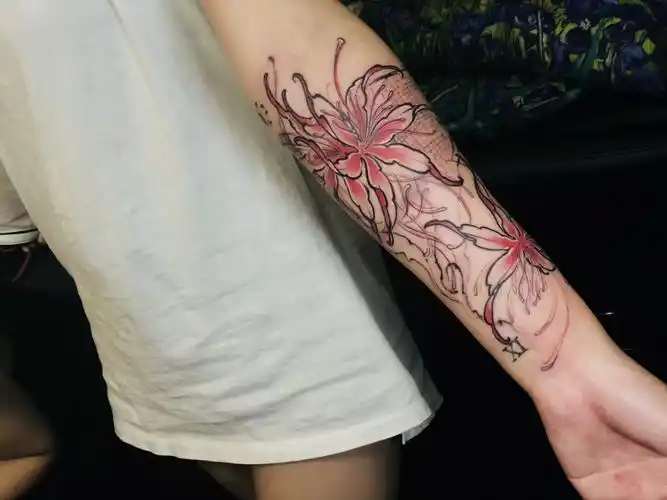 小臂彼岸花纹身图案