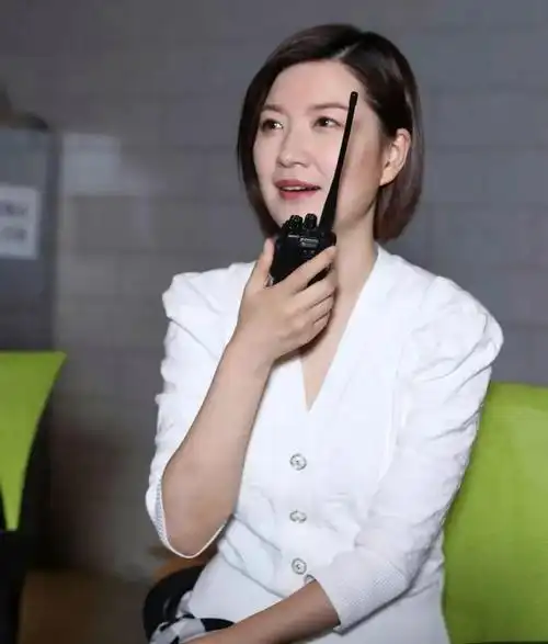 主持人#东方卫视美女主持人陈蓉,46岁依旧优雅,转幕后被嘲风光不浴