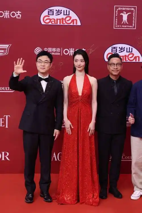 上海电影节,舒淇松弛,周冬雨身材好,胡歌吴磊拥抱,倪妮美_腾讯新闻