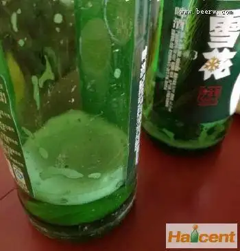 这瓶雪花啤酒里,这块黑乎乎的是什么?