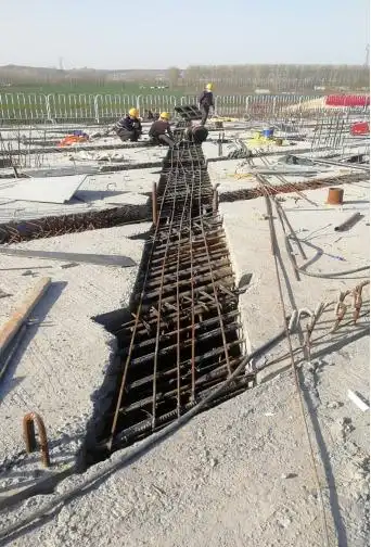 回郭镇大桥安装中端横梁钢筋