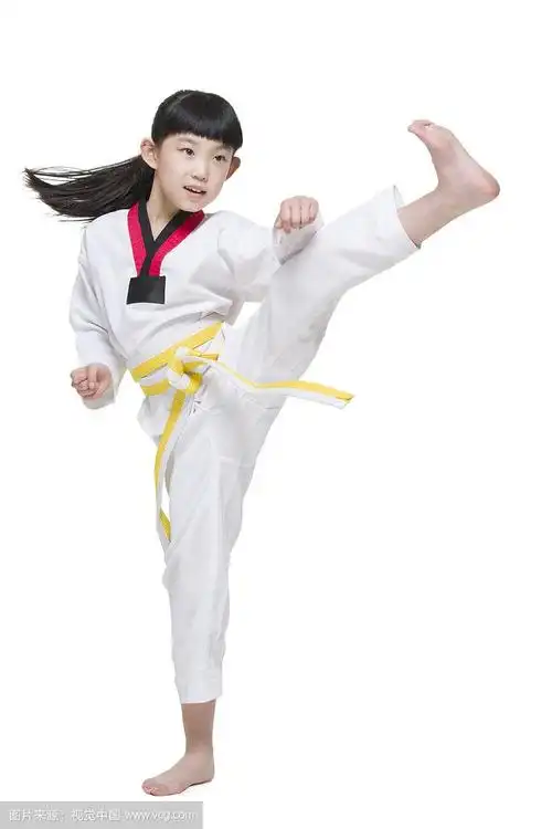 可爱的小女孩练跆拳道