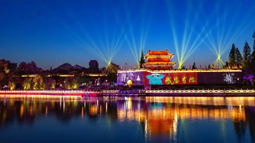 其它 古城上演灯光秀 写美篇  光影闪烁,乐章奏响,荆州古城墙转眼间由