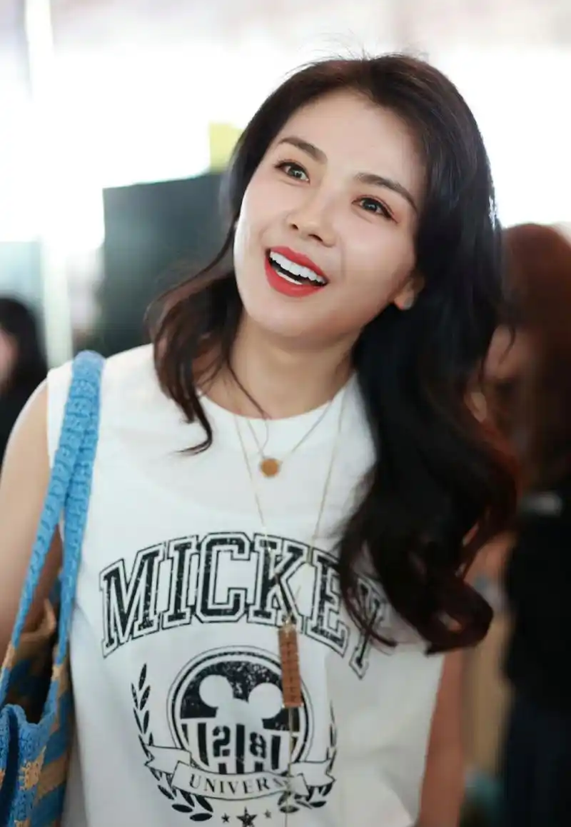 45岁刘涛机场生图,这皮肤状态,说是30岁都可以吧