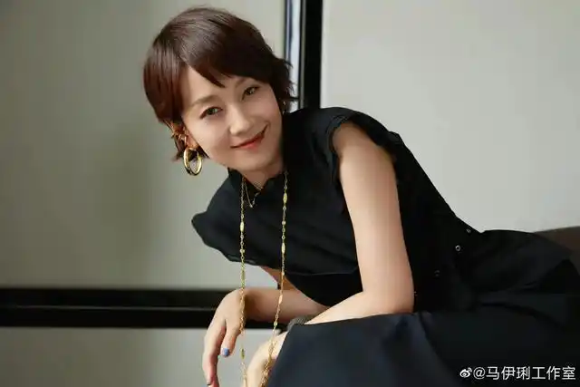 马伊琍终于选对发型换偏分刘海短发穿黑长裙气质减龄